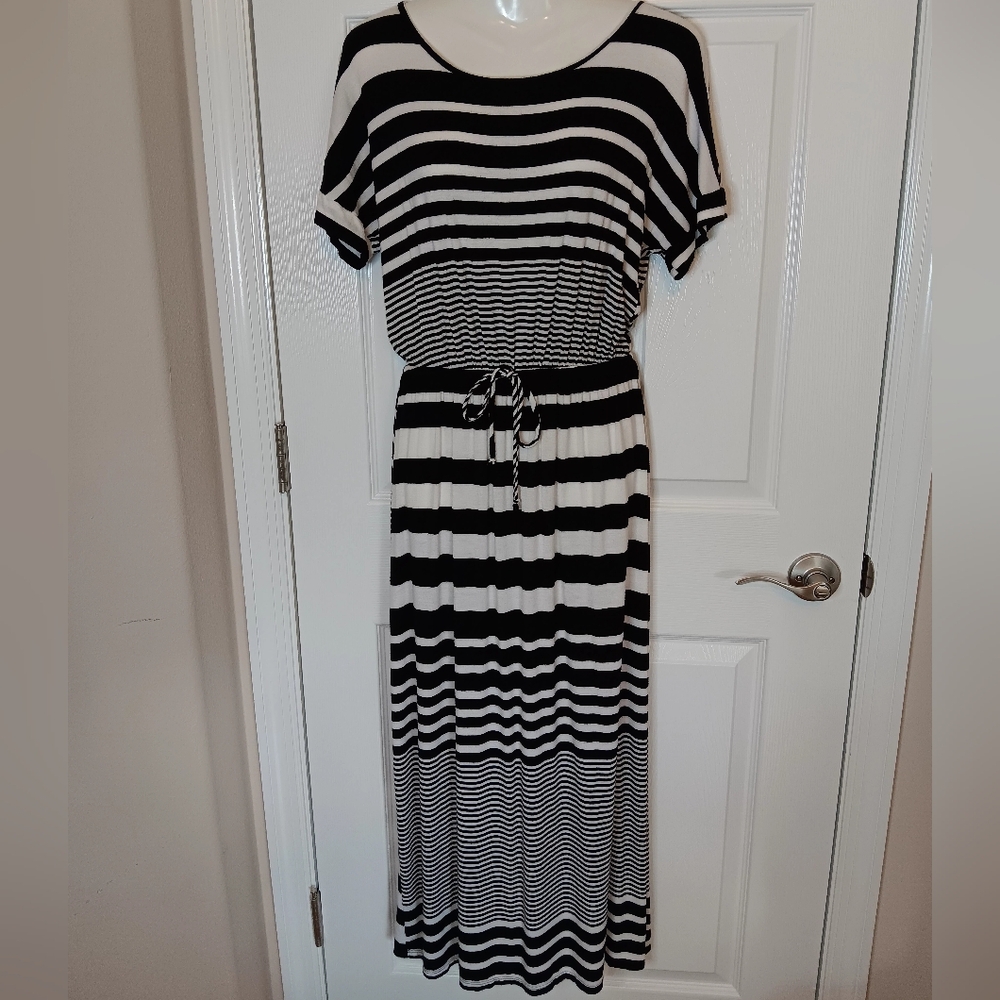 Espresso Women's Med. Short Sleeve Long Striped Dress Black and White